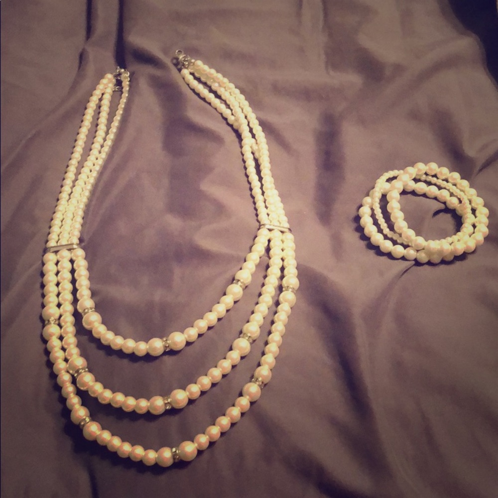 Pearl necklace and bracelets